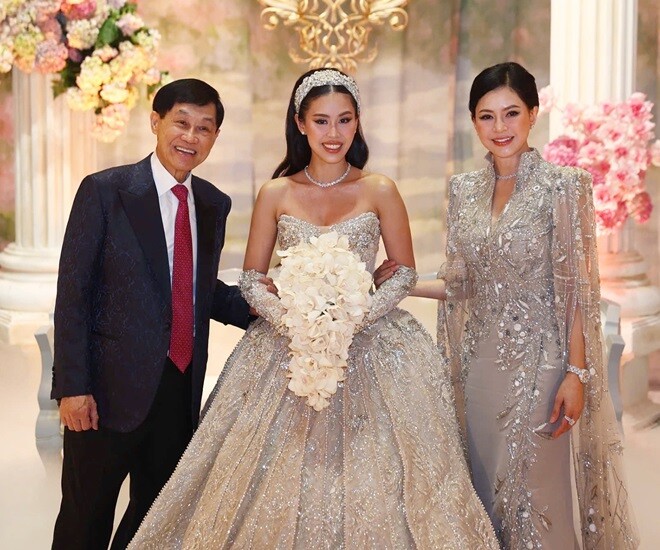 Đám cưới con gái tỷ phú Johnathan Hạnh Nguyễn: Mâm tiệc toàn đặc sản nhà giàu, xứng tầm ái nữ "Vua hàng hiệu" 1 Mừng con gái lấy chồng Dubai, vợ chồng tỷ phú tỷ phú Johnathan Hạnh Nguyễn và gia đình đãi 63 mâm tiệc.