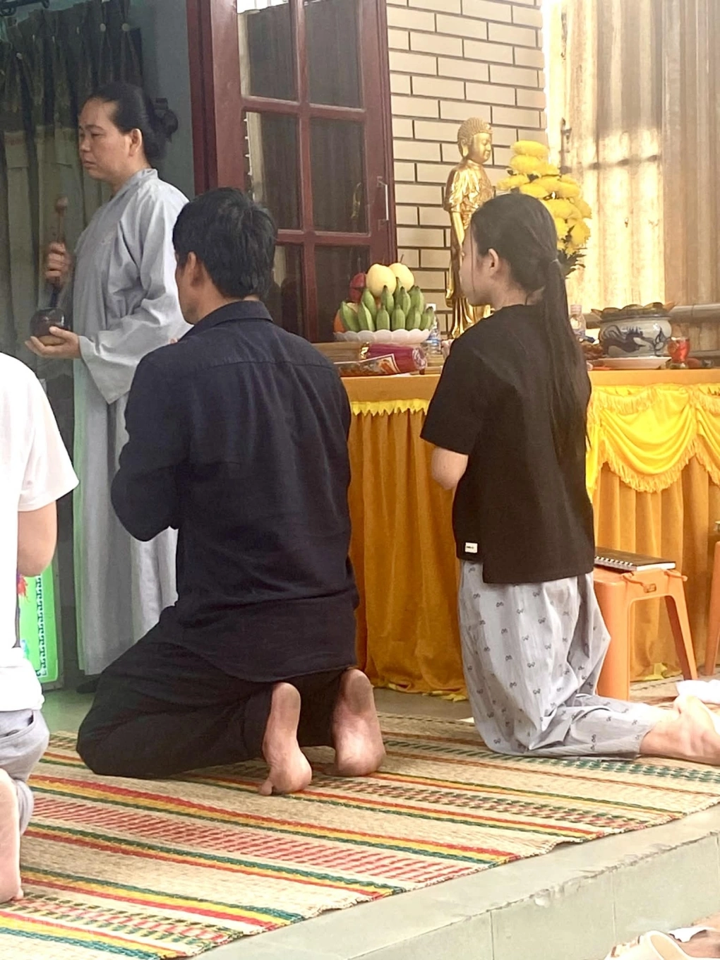 Đám tang Thương Tín: Cảnh nhà hiu quạnh gây xót xa, mẹ ruột 90 tuổi nay chịu cảnh mất con 7 Con trai - Thanh Tùng và con gái - Thạch Thảo viếng tang bố.