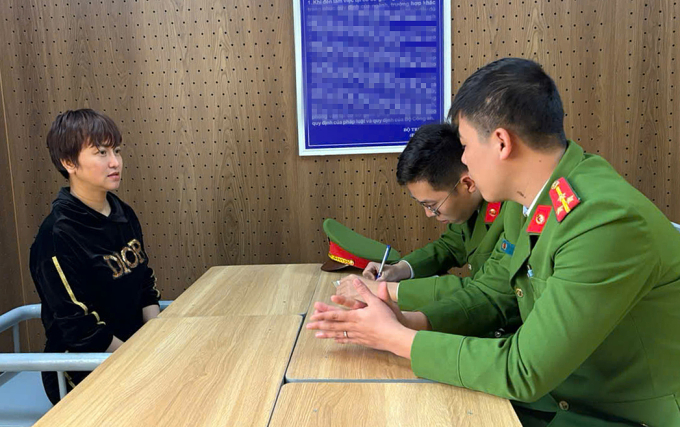 Cảnh sát lấy lời khai nghi can Nguyễn Thị Thu. Ảnh: Lam Sơn