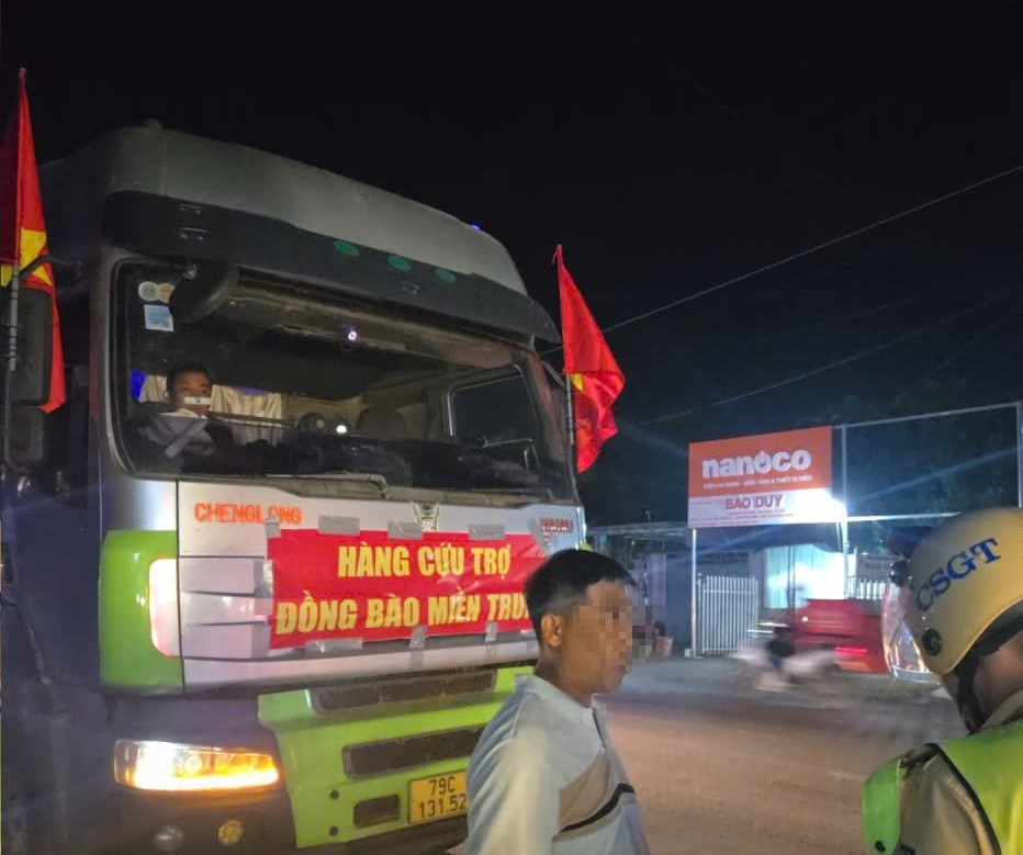 Dán băng rôn hàng cứu trợ trên xe để chở gạo quá tải là hành vi đáng lên án 1 quá tải - Ảnh 1.