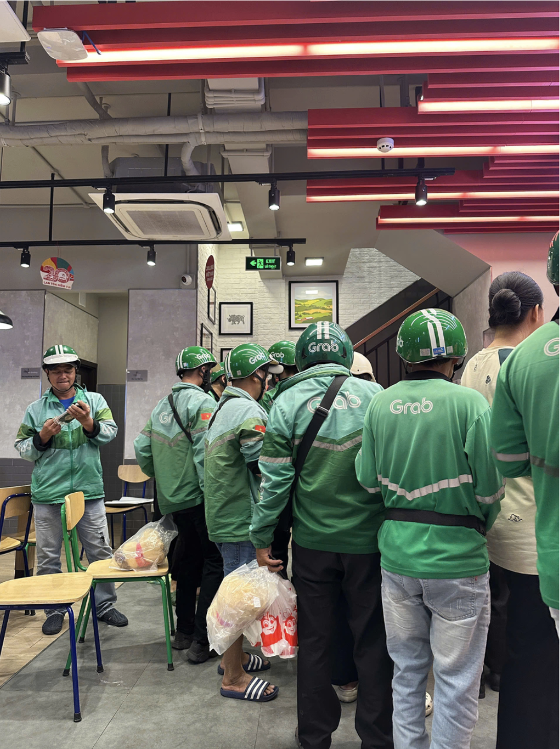 Đặt Jollibee săn tuần lộc Noel, khách bị chỉ trích vì khiến shipper phải chờ cả tiếng: Dân mạng tranh cãi dữ dội- Ảnh 1. Đặt Jollibee săn tuần lộc Noel, khách bị chỉ trích vì khiến shipper phải chờ cả tiếng: Dân mạng tranh cãi dữ dội- Ảnh 1.