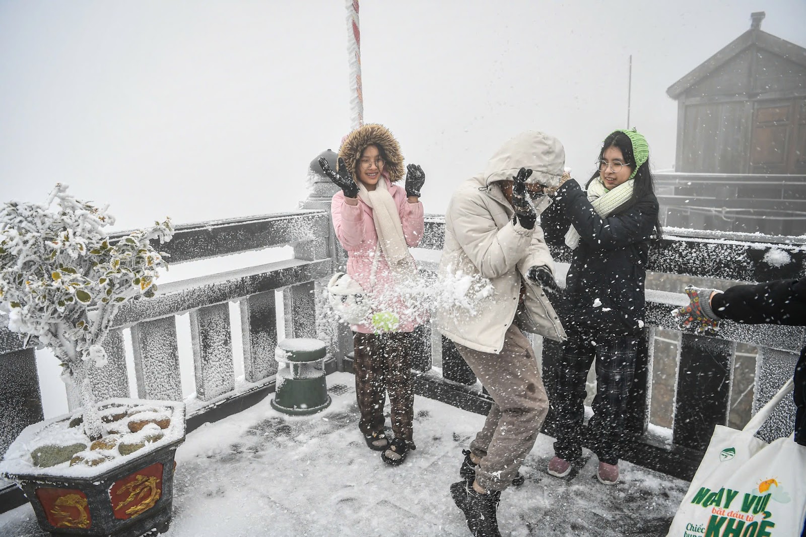 Cảnh tượng tuyết phủ trắng nóc nhà, lối đi ở Fansipan đầu năm nay: Dân tình càng hừng hực khí thế đi 