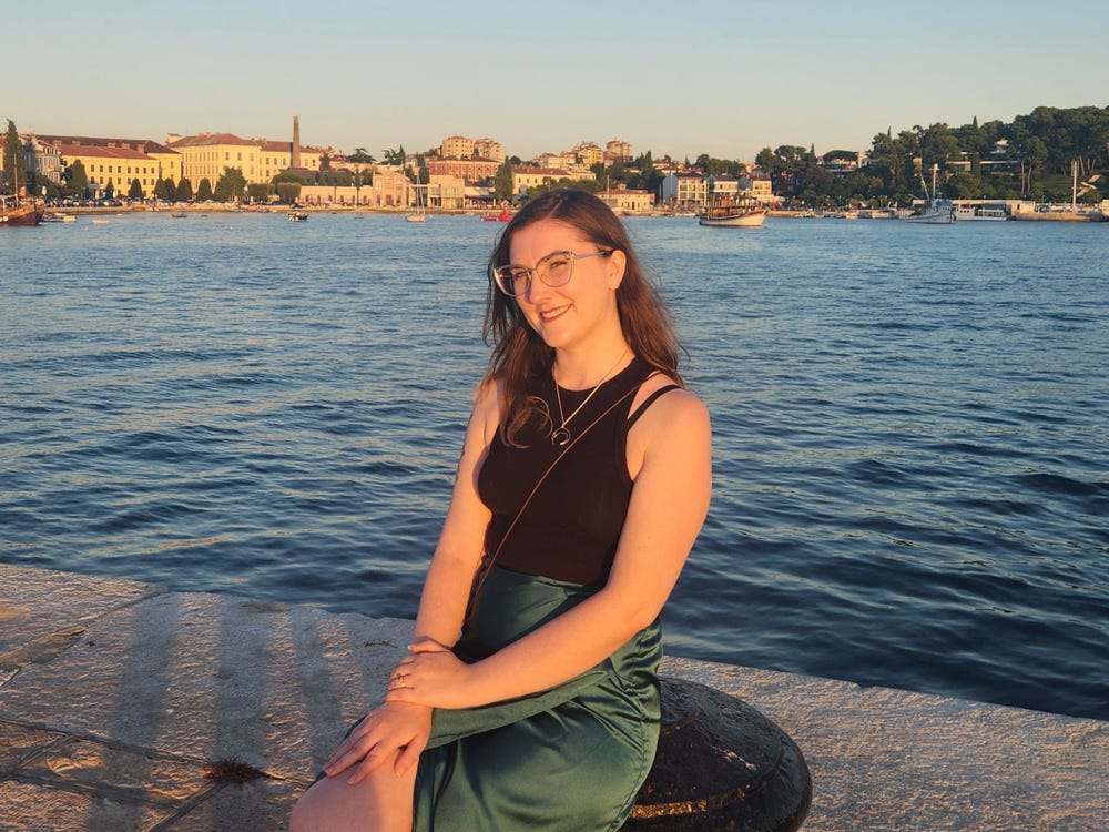 Đăng 1 bức ảnh lên Facebook, cô gái được 25 công ty mời về làm sau 2 năm thất nghiệp- Ảnh 1.