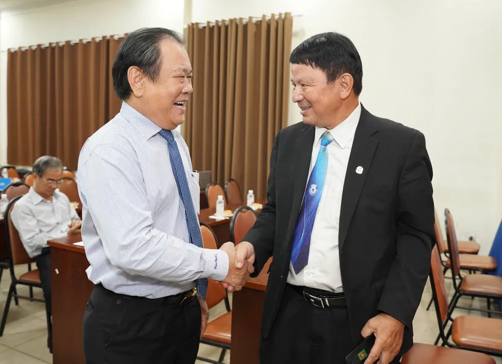 Nhà báo Mai Ngọc Phước, Tổng Biên tập Báo Pháp Luật TP.HCM cùng trò chuyện với thành viên Ban giám khảo là Đại tá, Nghệ sĩ nhiếp ảnh, nhà văn, đạo diễn truyền hình, Chủ tịch Hội Nhiếp ảnh TP.HCM Đoàn Hoài Trung trước khi diễn ra lễ phát động. Ảnh: THUẬN VĂN cuộc thi ảnh (7).jpg