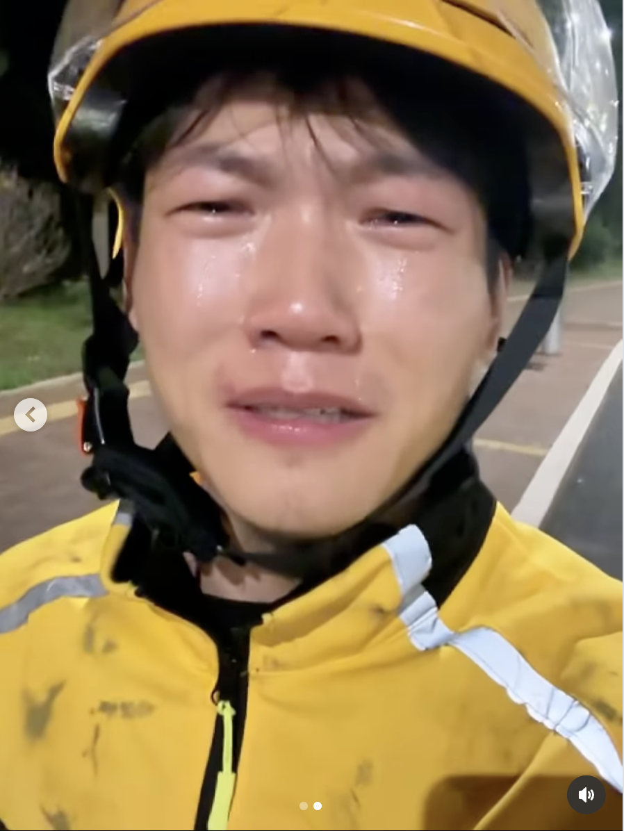 Đang giao đồ ăn, shipper bật khóc giữa đường, nức nở kể lại lý do khiến MXH lặng người- Ảnh 1.