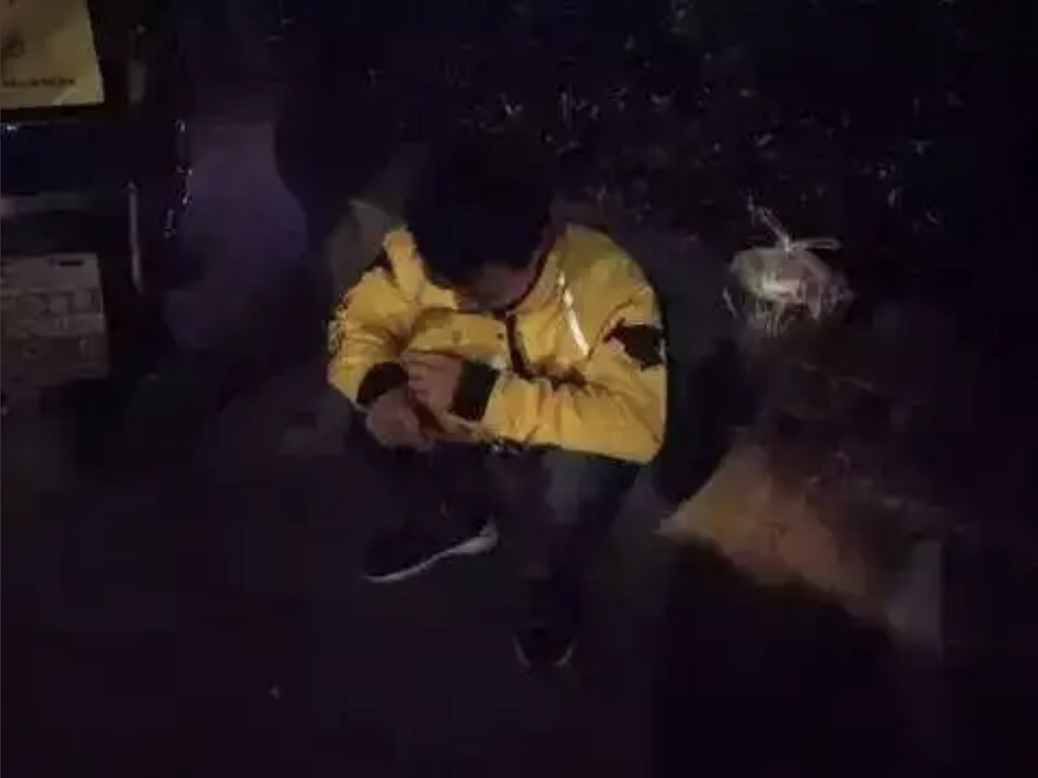 1h sáng, nam shipper khóc nấc bên vệ đường: Đằng sau đơn hàng đồ ăn bị giao trễ là điều không ai ngờ tới- Ảnh 1.