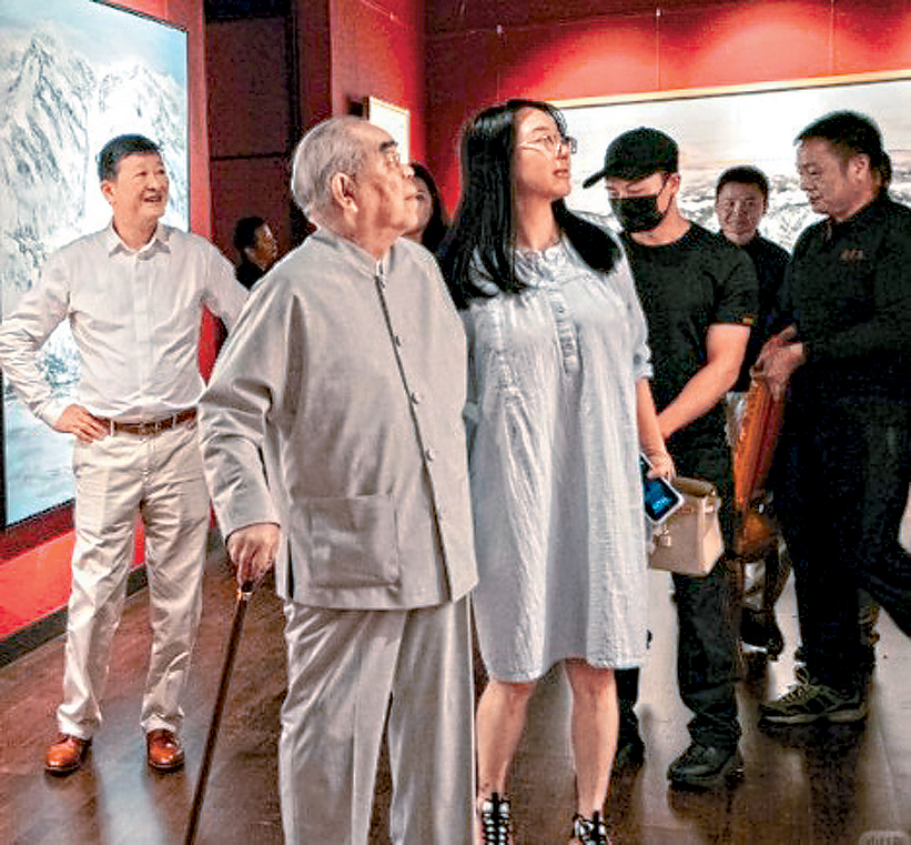 Sốc: Danh họa 87 tuổi thông báo vừa có con với vợ tư 37 tuổi sau 4 tháng bị đồn bắt cóc, chiếm đoạt 7.300 tỷ tài sản- Ảnh 2.