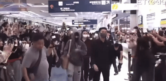 Danh tiếng khủng khiếp của mỹ nam mới nổi 4 tháng: Về nhà trong sự reo hò, cả thành phố ùa ra đón như đỉnh lưu thế giới- Ảnh 1.