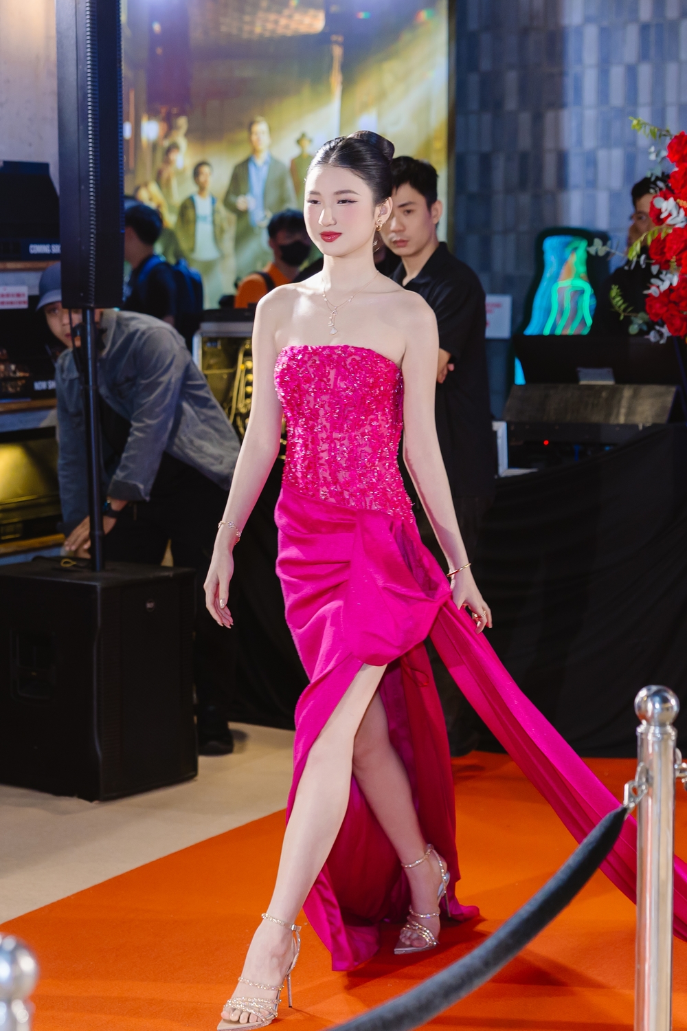  
Nàng Mơ xuất hiện trên thảm đỏ dự án phim đầu tiên của mình.