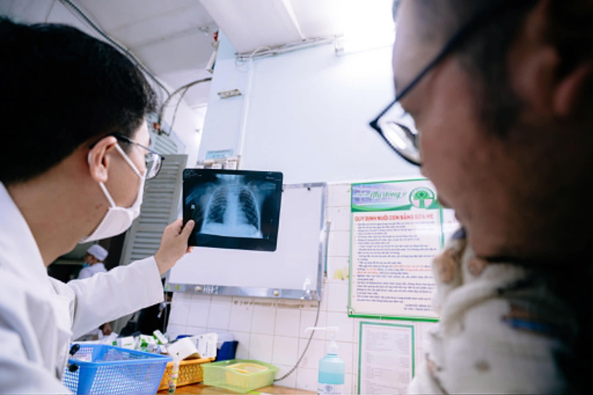 Đào tạo bác sĩ nội trú: Làm gì giữ 'tinh hoa' ngành y? 1 bác sĩ - Ảnh 1.