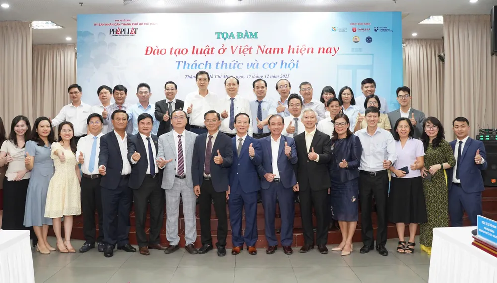 Khách mời chụp ảnh lưu niệm tại tọa đàm "Đào tạo luật ở Việt Nam hiện nay: Thách thức và cơ hội". Ảnh: THUẬN VĂN dao-tao-luat-chat-luong-sinh-vien-da-nganh-va-chuyen-nganh-da-giam-chenh-lech-6.jpg