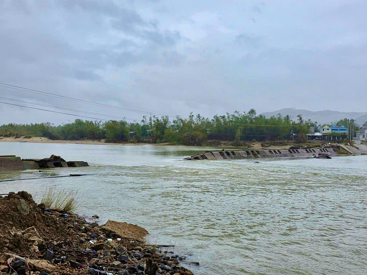Đập Tam Giang bị lũ đánh vỡ, 800ha lúa đông xuân nguy cơ chậm gieo sạ 1 đập Tam Giang - Ảnh 1.