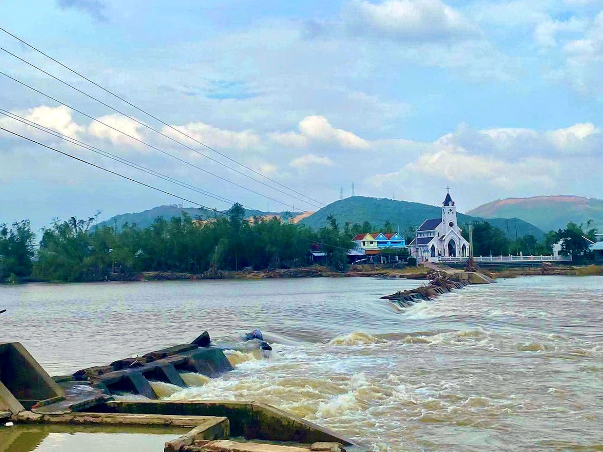 Đập Tam Giang bị lũ đánh vỡ, 800ha lúa đông xuân nguy cơ chậm gieo sạ 2 Đập Tam Giang bị lũ đánh vỡ, 800ha lúa đông xuân nguy cơ chậm gieo sạ - Ảnh 2.