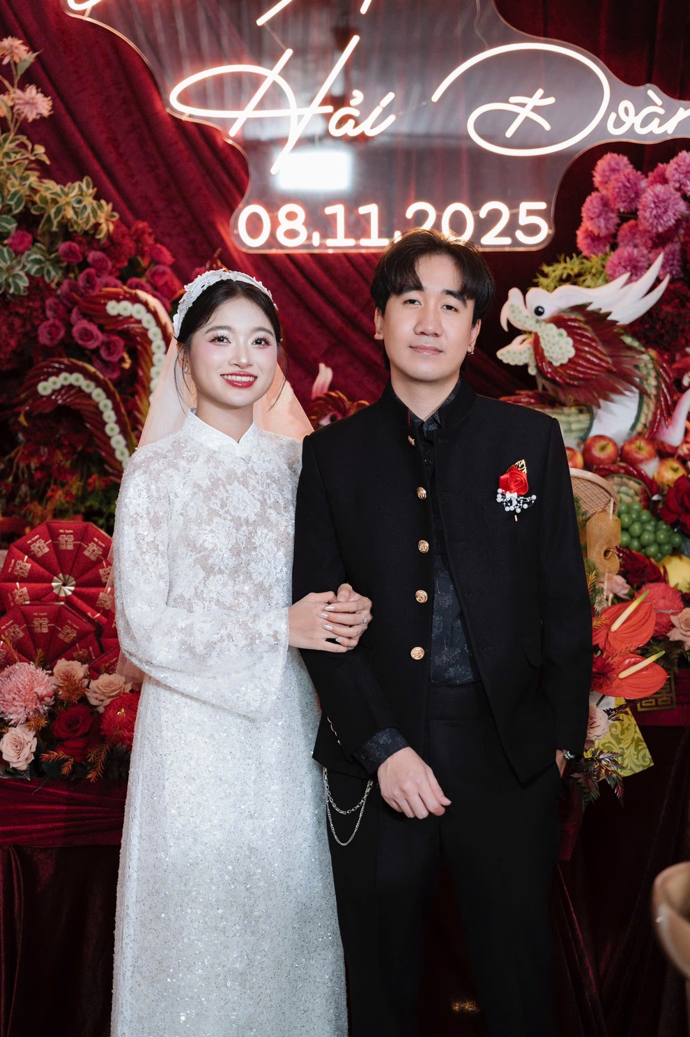 Đạp xe ở Lào Cai, hai khách Tây được gia chủ mời vào ăn tiệc hỏi cưới - 2