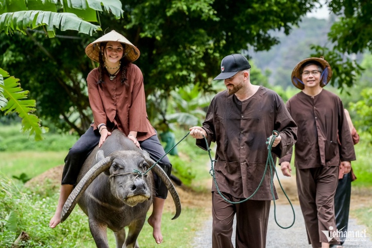 Du khách quốc tế thích thú với trải nghiệm nông nghiệp tại Ninh Bình