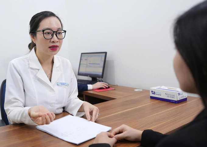 Bác sĩ khoa Thẩm mỹ tư vấn cho một phụ nữ. Ảnh minh họa: Bệnh viện Đa khoa Tâm Anh