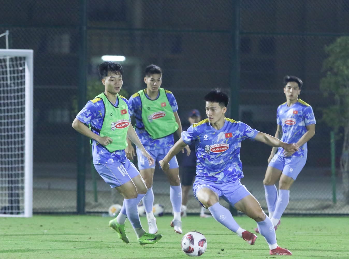 Đâu là những quân bài bí mật của HLV Kim tại châu Á, U.23 Việt Nam ráo riết tăng cường độ
- Ảnh 1.