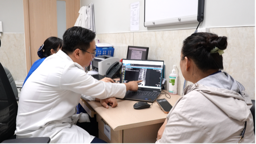 Đau lưng sau thời gian ngồi lâu: Dấu hiệu vẹo cột sống dễ bị bỏ qua - 1