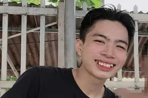 Xin về quê lấy giấy tờ, con trai 16 tuổi gọi về báo bị đổi tên và đang ở Trung Quốc