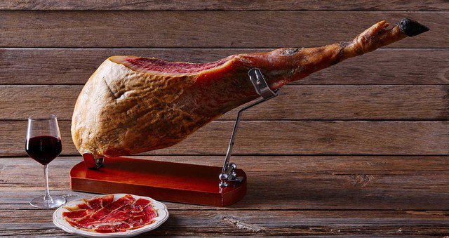 Còn gì tuyệt vời hơn trong bữa tiệc Giáng sinh có đùi lợn muối thượng hạng.