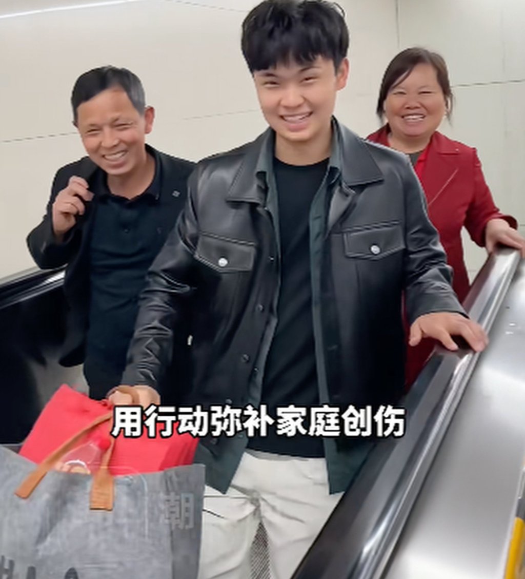 Bị bắt cóc từ năm 4 tuổi, nam thanh niên cắt đứt với gia đình từng nuôi dưỡng sau ngày đoàn tụ cha mẹ ruột: “Đây mới là một mái nhà thực sự”- Ảnh 1.