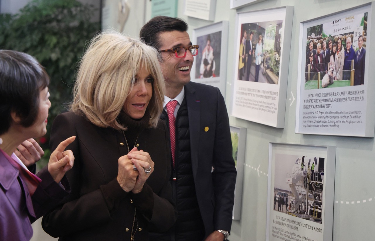 Đệ nhất phu nhân Pháp thăm 'con đỡ đầu' ở Trung Quốc