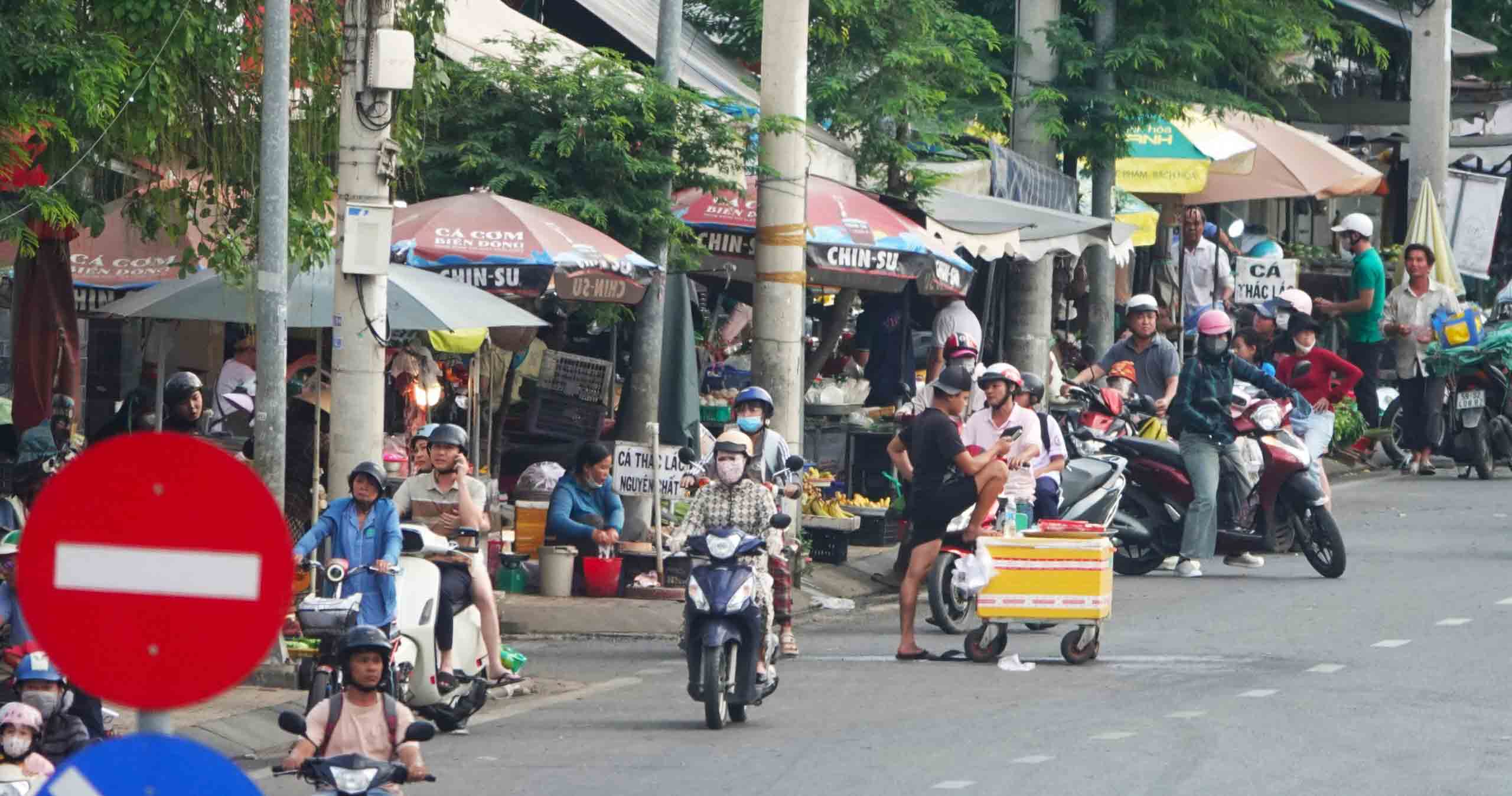 Để vỉa hè, lòng đường ở TP.HCM không bị 'nuốt chửng' 1 Để vỉa hè, lòng đường ở TP.HCM không bị “nuốt chửng” - Ảnh 1.