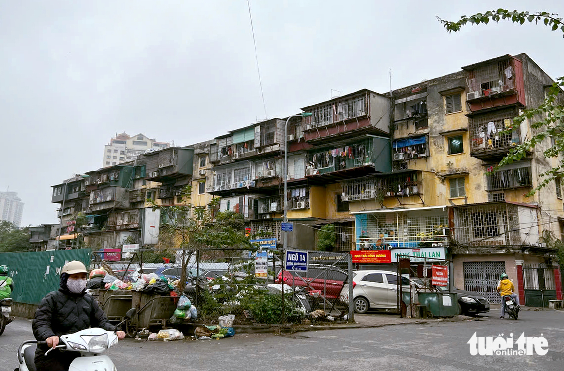 Đề xuất Hà Nội có thể cưỡng chế phá dỡ, cải tạo chung cư cũ nếu đồng thuận trên 75% 1 Đề xuất Hà Nội có thể cưỡng chế phá dỡ, cải tạo chung cư cũ nếu đồng thuận trên 75% - Ảnh 1.
