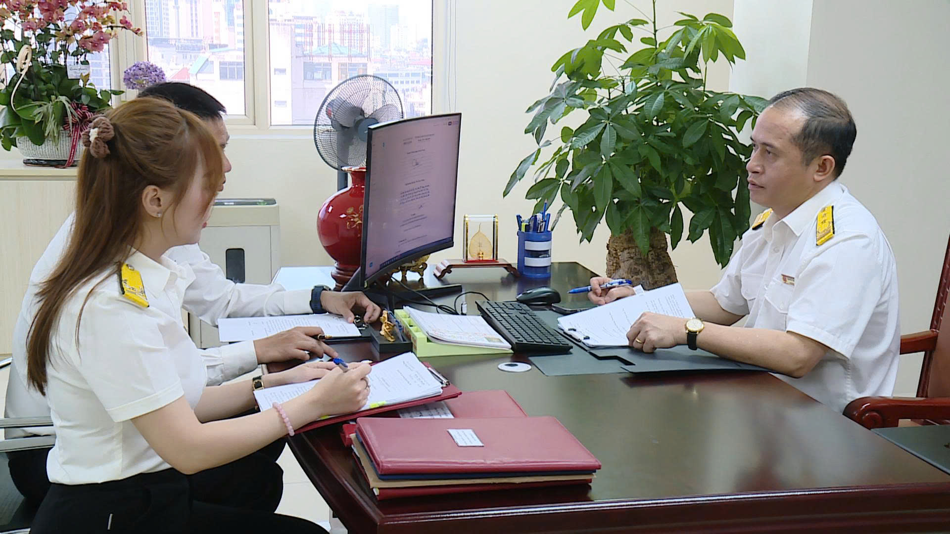 Đề xuất công chức thuế được hỗ trợ thêm 100% lương, không bị tính thuế thu nhập - Ảnh 1. Đề xuất công chức thuế được hỗ trợ thêm 100% lương, không bị tính thuế thu nhập - Ảnh 1.