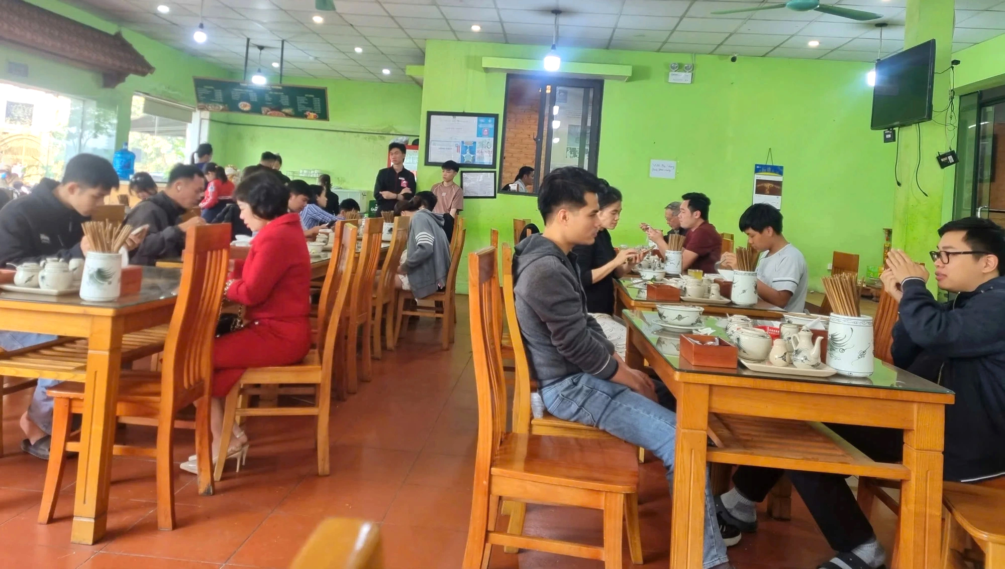 Đề xuất giảm mức thuế suất cho hộ kinh doanh, Bộ Tài chính nói gì? - Ảnh 2.