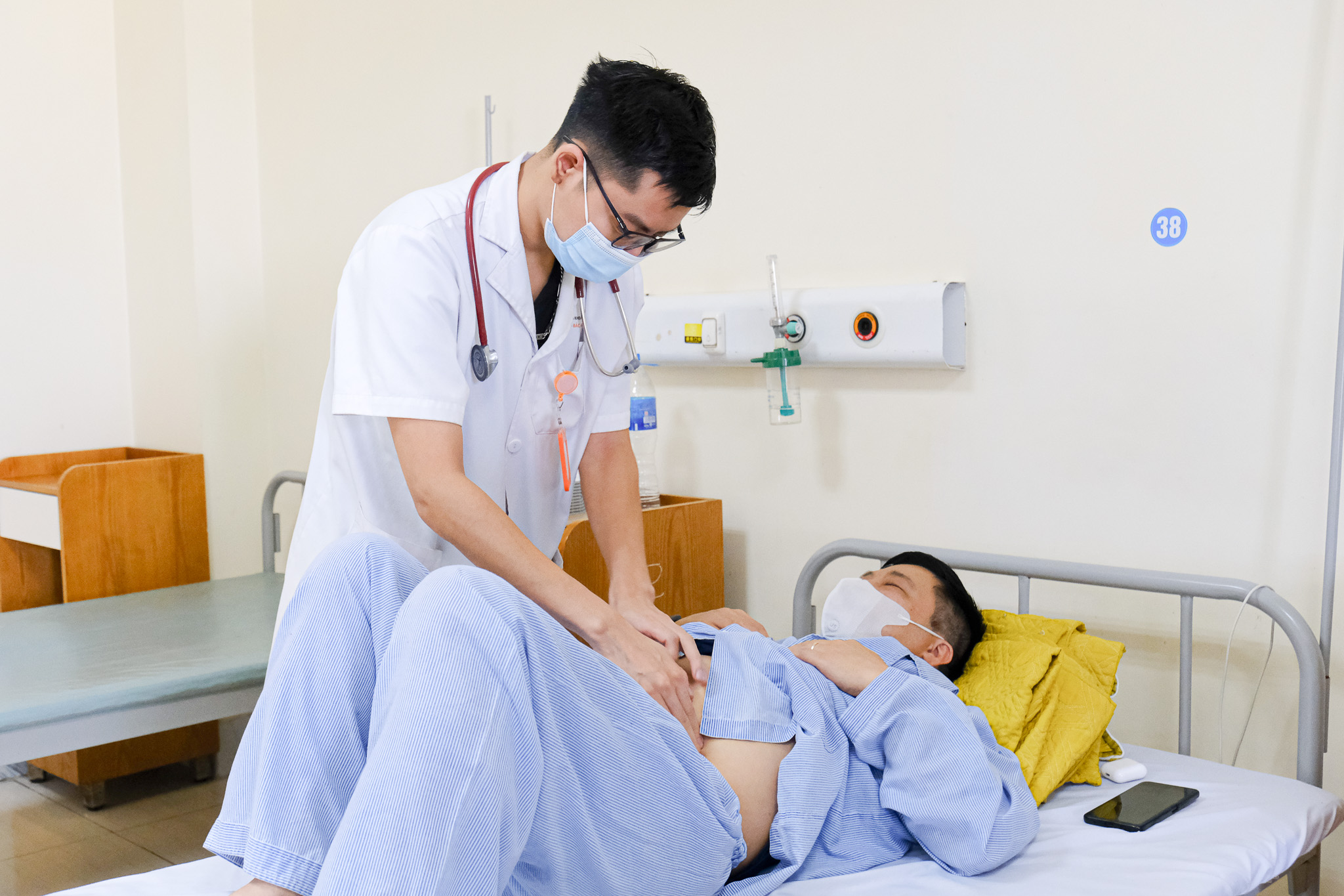 Đề xuất hệ số tiền lương riêng, phụ cấp đặc thù, thâm niên cho ngành y - Ảnh 1.