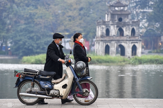 Người cao tuổi Hà Nội đi dạo bên Hồ Gươm. Ảnh: Giang Huy