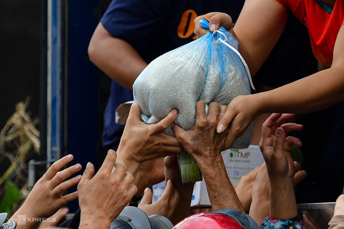 Người dân xã Hòa Thịnh, tỉnh Đăk Lăk nhận quà cứu trợ sáng 23/11 sau nhiều ngày bị nước lũ cô lập. Ảnh: Thanh Tùng