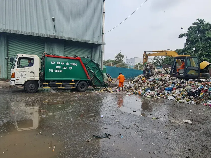 Sở NN&MT TP.HCM đề xuất điều chỉnh khung giờ cấm xe khu vực nội đô từ 7 giờ 30 đến 9 giờ thay vì từ 6 giờ đến 9 giờ và 16 giờ đến 17 giờ 30 thay vì từ 16 giờ đến 20 giờ. Ảnh: NGUYỄN CHÂU xe rác sinh hoạt.jpg