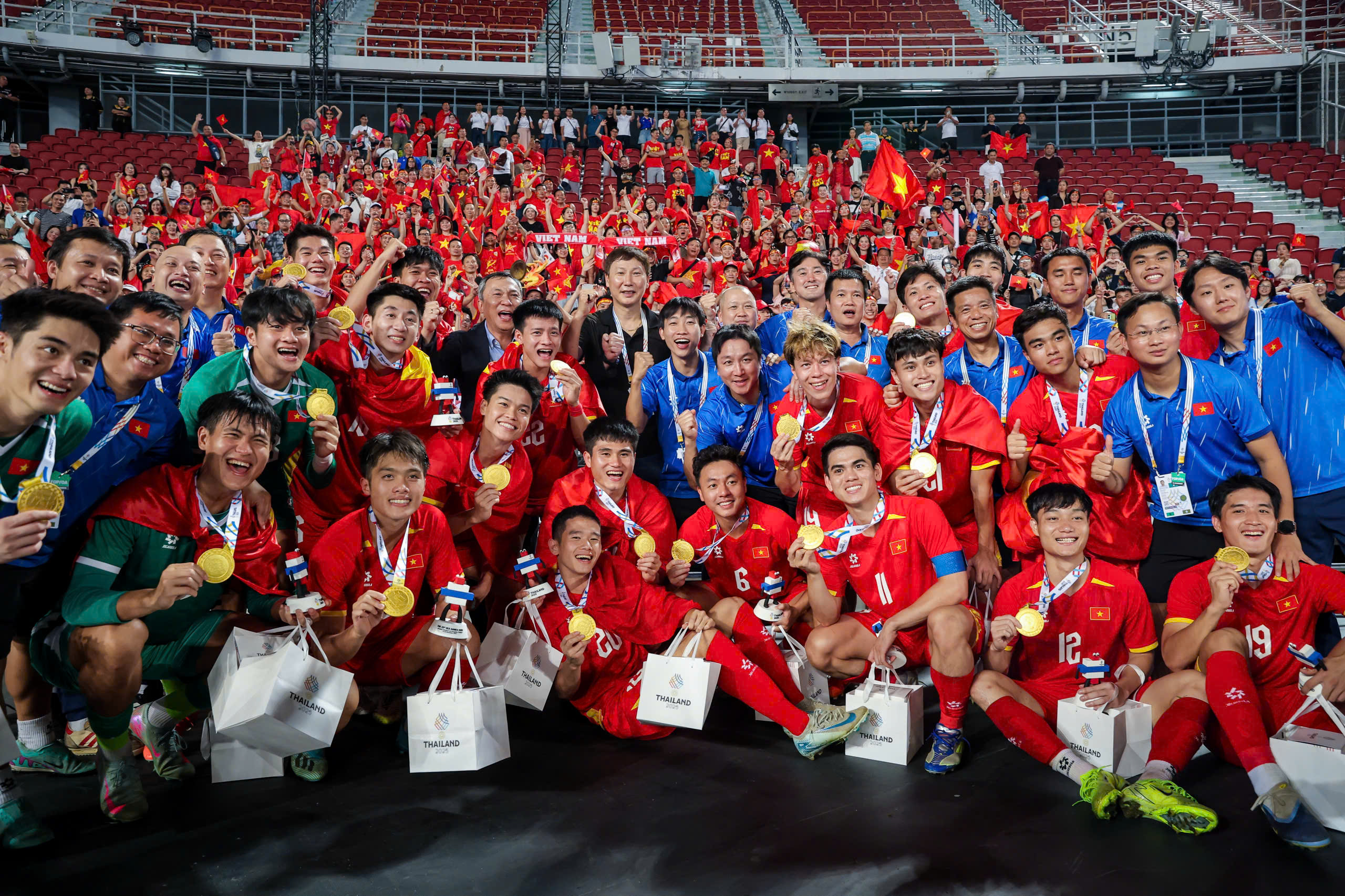 Đề xuất trao tặng bằng khen Thủ tướng cho 304 VĐV, HLV giành HCV SEA Games, có cả HLV Kim Sang-sik- Ảnh 2.