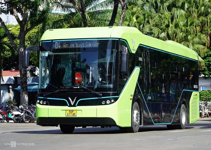 Xe buýt điện chở khách ở trung tâm TP HCM. Ảnh: Giang Anh