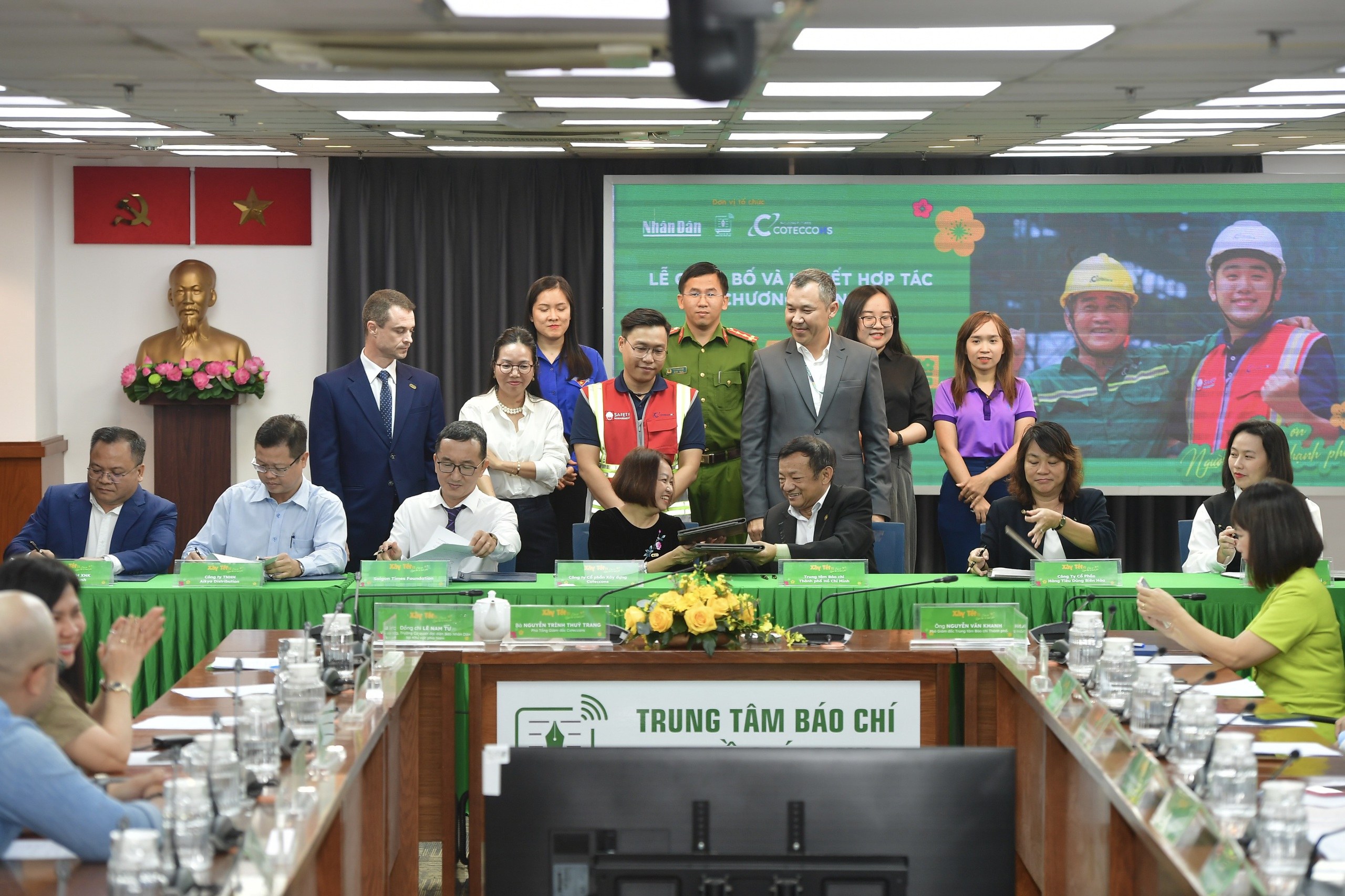 Đem Tết đến với hơn 8.000 công nhân xây dựng, công nhân vệ sinh TP.HCM - Ảnh 1.