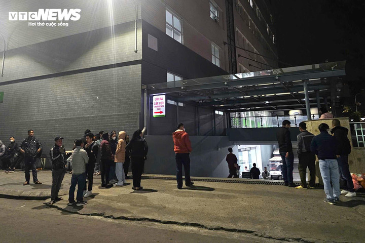 Đêm trắng ngóng tin người thân sau vụ lật xe chở đoàn từ thiện ở Lào Cai- Ảnh 1.