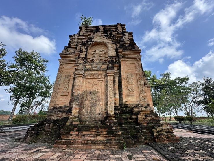 Đến tháp cổ Chót Mạt khám phá nền văn hóa Óc Eo 1 Tháp Chót Mạt tọa lạc tại huyện Tân Biên cũ của tỉnh Tây Ninh, cách trung tâm thành phố Tây Ninh cũ khoảng hơn 20km về phía Tây Bắc. Tháp được xây trên một gò đất hình chữ nhật hơi nhô lên, xung quanh là tường gạch thấp. Do nằm giữa cánh đồng, du khách có thể nhìn thấy khu tháp từ đằng xa.