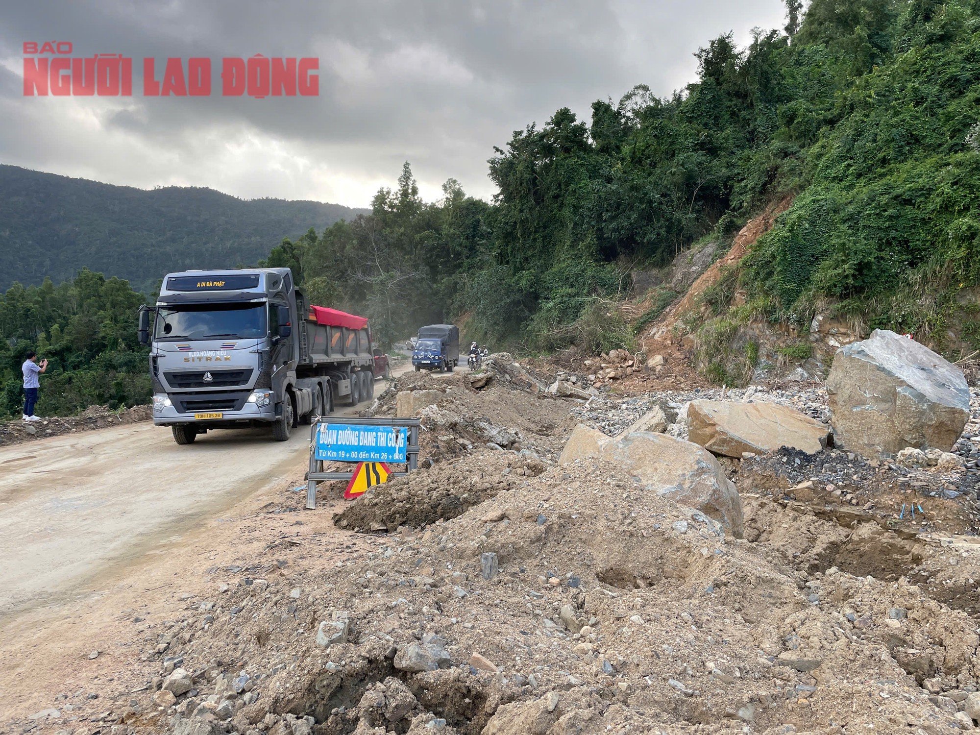 Đèo Khánh Sơn hở hàm ếch, xe tải trọng lớn 