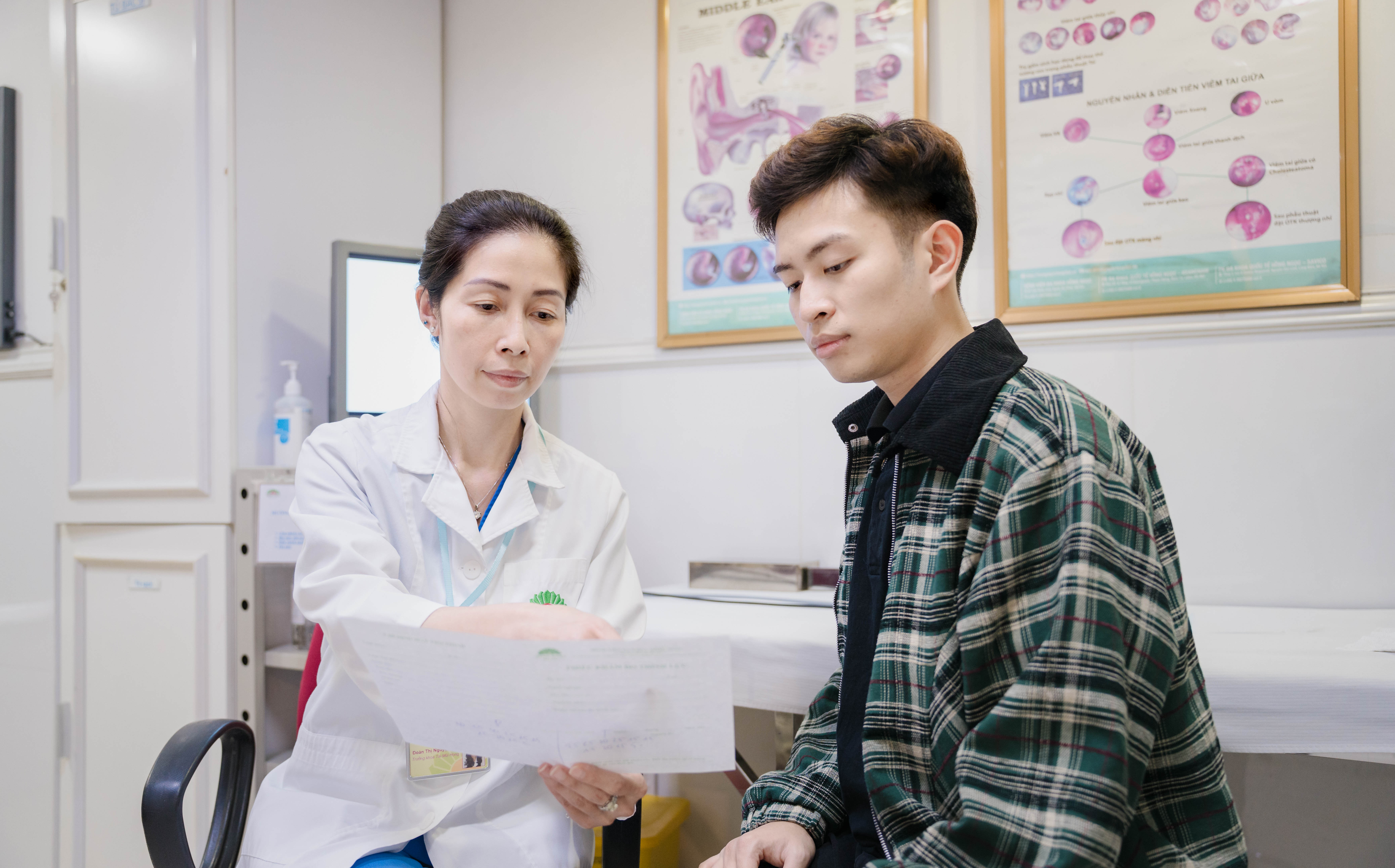 Đeo tai nghe suốt 5 giờ, nam thanh niên đột ngột mất thính lực 2 ThS.BS Đoàn Thị Nguyệt Ánh phân tích kết quả đo thính lực cho bệnh nhân