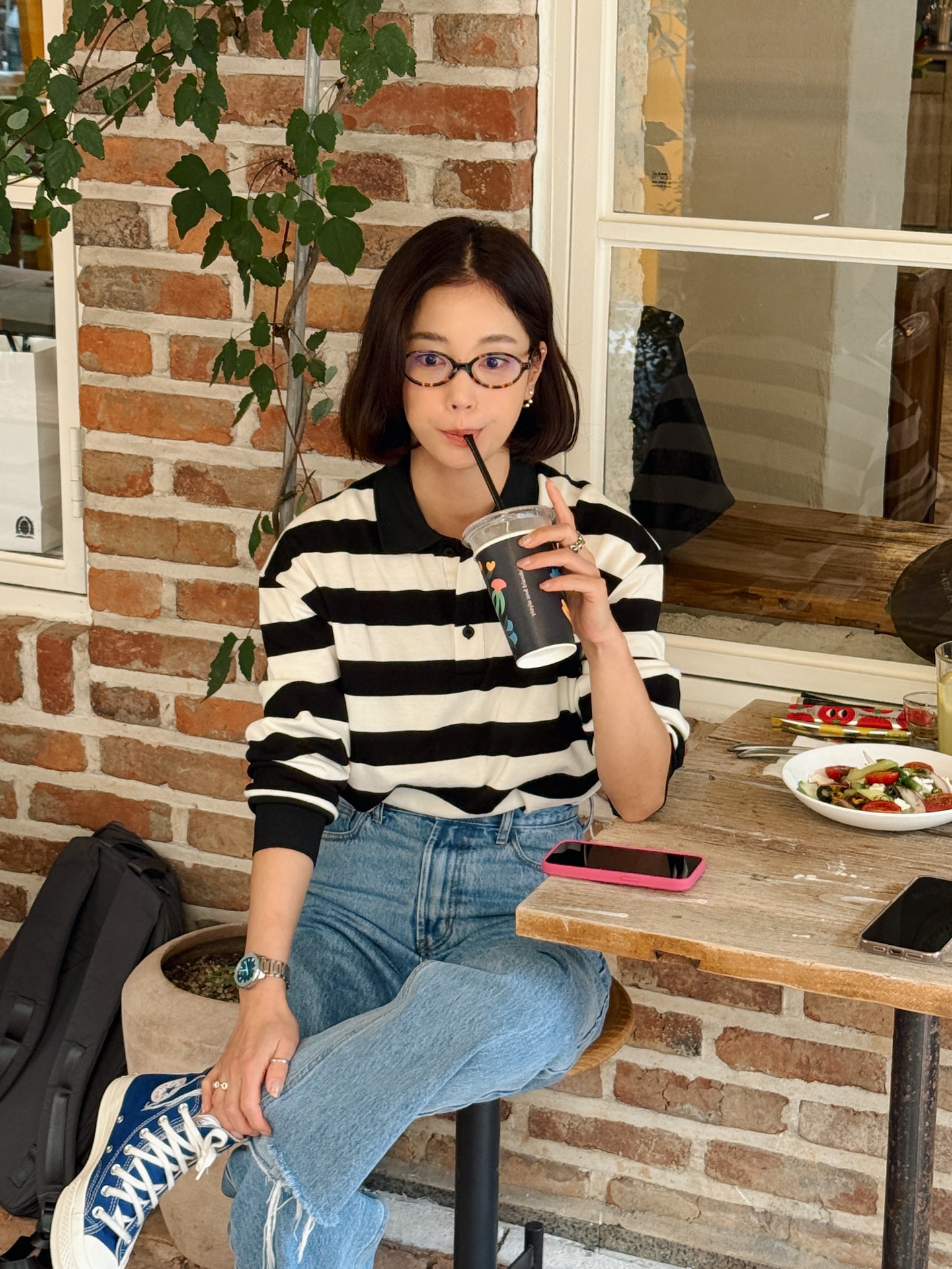 5 cách mặc quần jeans dành cho phụ nữ trên 40 tuổi: Đẹp và sang tới độ hoàn hảo- Ảnh 1.