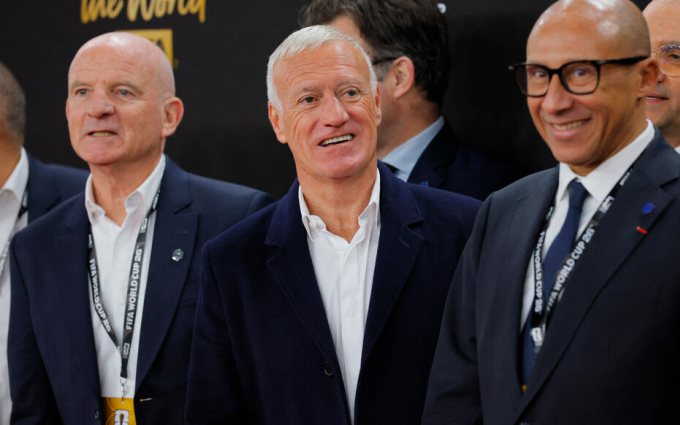 Deschamps (giữa) dự lễ bốc thăm World Cup 2026 tại Mỹ tối 5/12. Ảnh: AFP