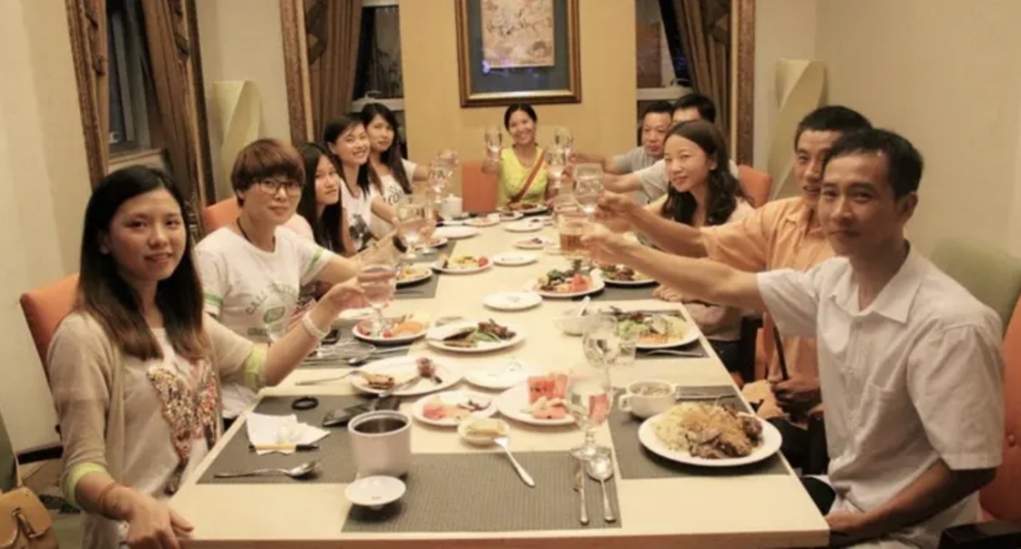 Đi họp lớp các bạn bỏ hết về trước lúc thanh toán: Tôi ở lại cuối cùng với lớp trưởng lại là 'người hưởng lợi nhất' 1 Di hop lop cac ban bo het ve truoc luc