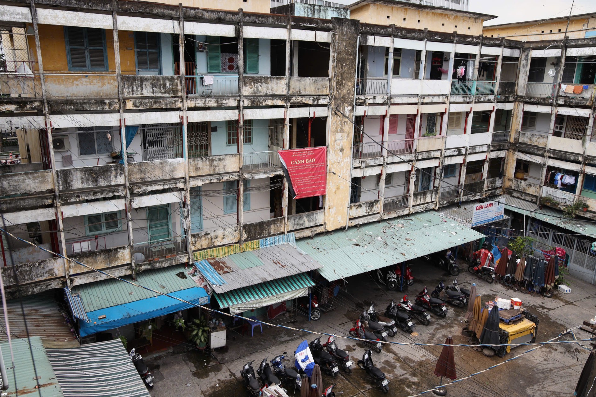 Chung cư cũ: Đi không nỡ, ở chẳng yên - Ảnh 1. Chung cư cũ: Đi không nỡ, ở chẳng yên - Ảnh 1.