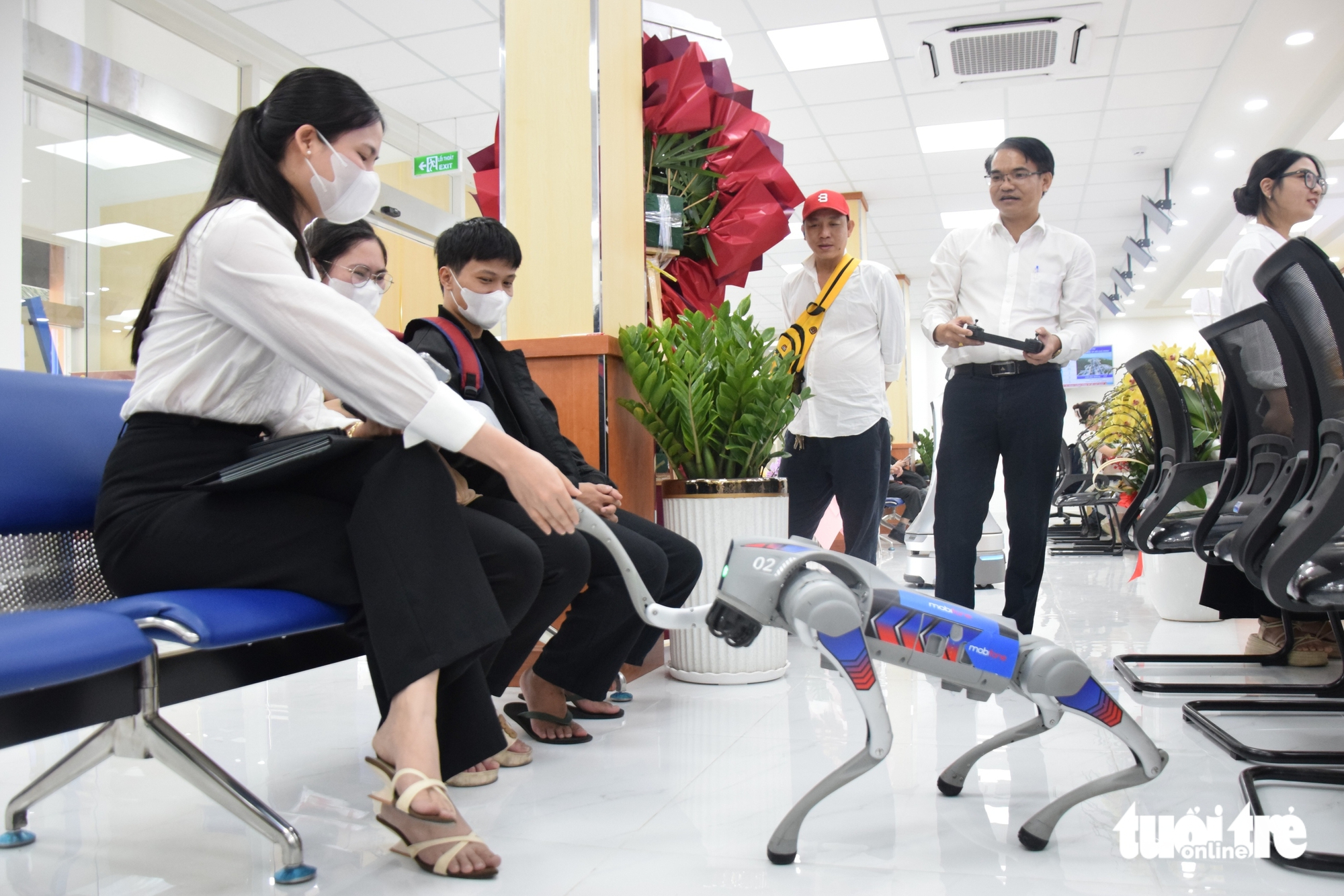Đi làm thủ tục hành chính ở TP.HCM, người dân được robot bắt tay, mời ăn bánh 1 hành chính - Ảnh 1.
