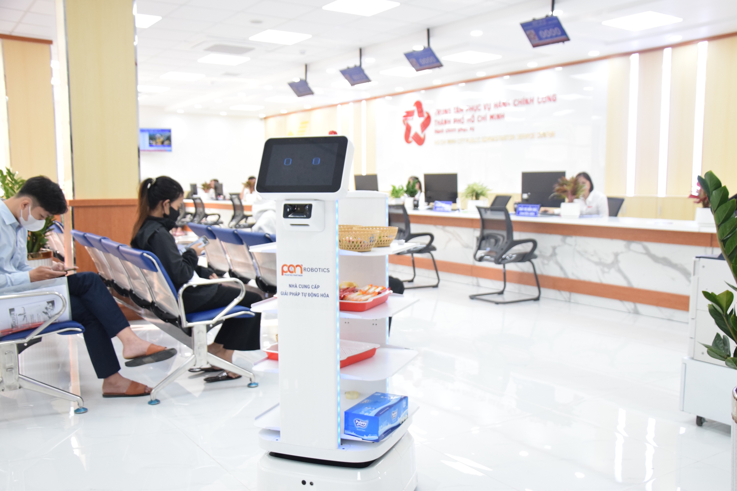 Đi làm thủ tục hành chính ở TP.HCM, người dân được robot bắt tay, mời ăn bánh 3 hành chính - Ảnh 3.
