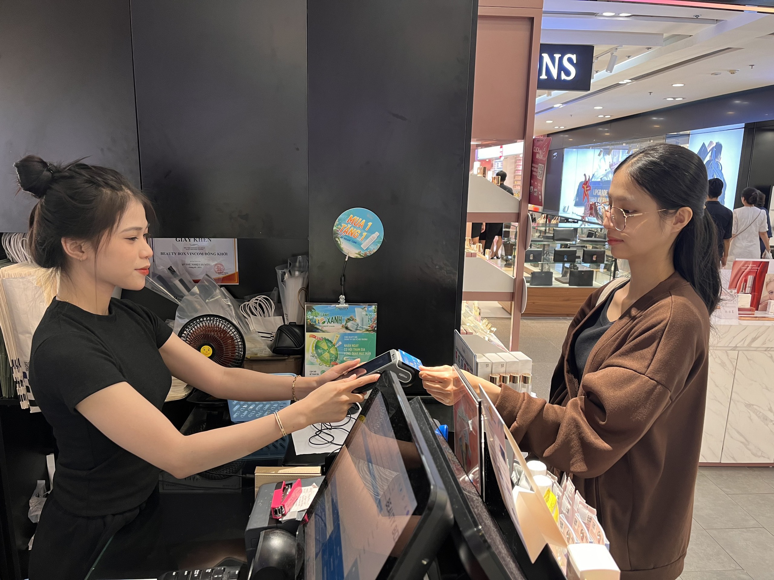 Đi metro, ăn uống… dễ dàng thanh toán không tiền mặt- Ảnh 1.