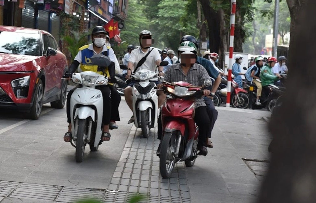 Đi xe máy dưới đường thì không chen nổi, leo vỉa hè thì lo camera AI tóm - 1