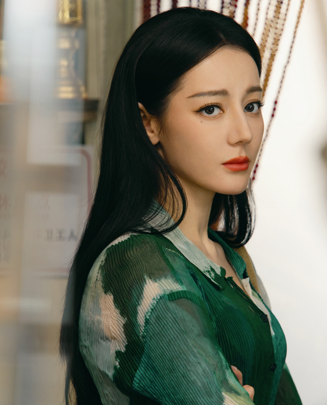 Địch Lệ Nhiệt Ba rơi vào tình cảnh xấu hổ- Ảnh 1.